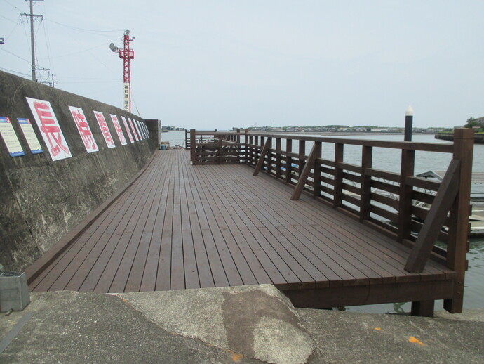 神社港海の駅での三重県産木材を使用したウッドデッキの写真