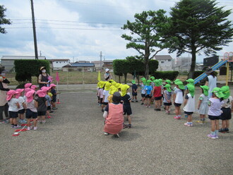 園児全員が園庭に集合している写真