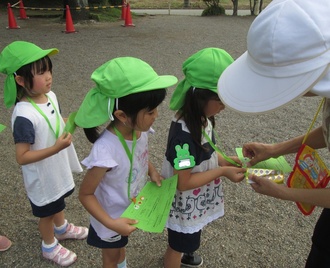 ゴールのシールを園長先生に貼ってもらっている写真