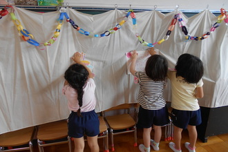 写真：お部屋を飾り付けるさくら組