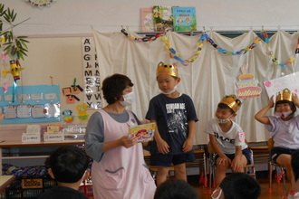 写真：誕生児をお祝いするさくら組