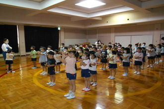 写真：「アブラハムの子」を踊る年長組