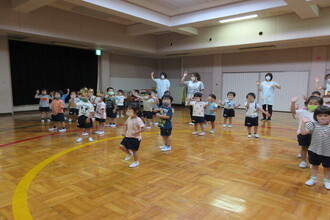 写真：「アブラハムの子」を踊る年少児