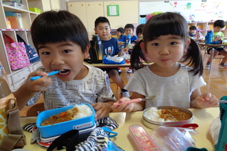 カレーを食べる子ども達。