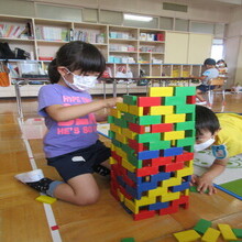 ドミノで家を作る子ども