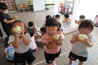 子どもが玉ねぎを持っているところ