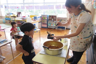 カレーをおかわりしているところ