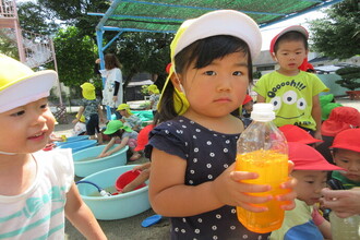 色水ジュースを持つ年少さん