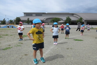 写真：腰に手を当てて踊っているところ