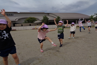 写真：盆踊りを踊る年長さん