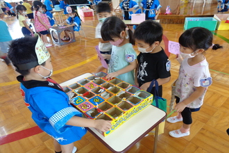 お楽しみのお店屋さんをする年長さん