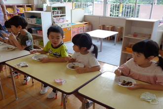 野菜を食べる年長さん