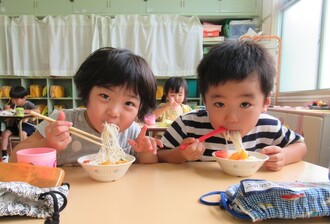 そうめんを食べる園児の写真1