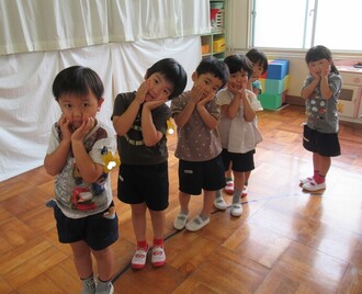 4歳児が踊っている写真