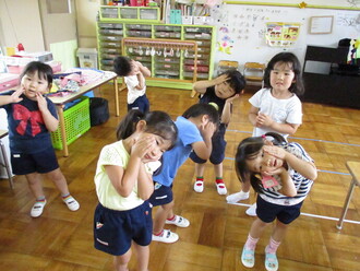 3歳児が踊っている写真