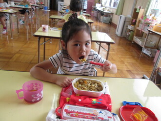 カレーライスを食べている園児の写真1