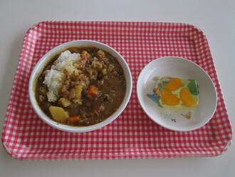 カレーライスとフルーツ寒天の写真