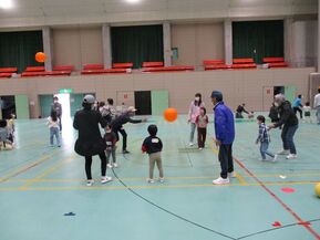 写真:風船バレーの様子