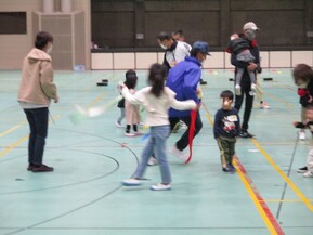 写真:カラーしっぽ取りの様子