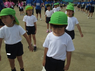 運動場に整列している園児の写真