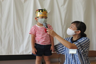 写真:インタビューを受ける年少さん