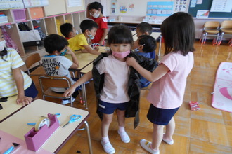 写真:衣装を合わせている年長さん