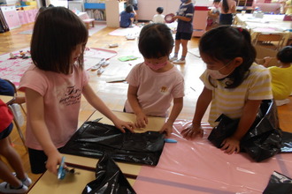 写真:服を作ろうとしている年長さん