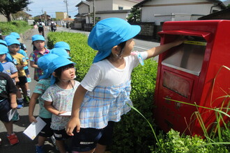 写真：手紙を投函する年中組さん