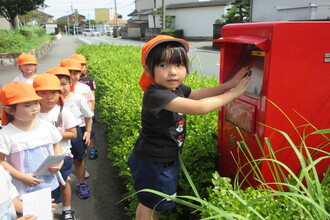 写真：手紙を投函する年中さん