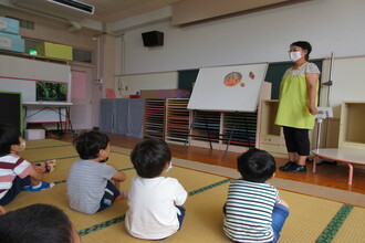 写真:歯科検診のお話を聞く年少さん