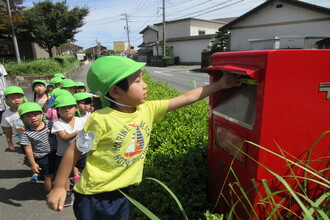 写真：祖父母への手紙を投函する年少さん