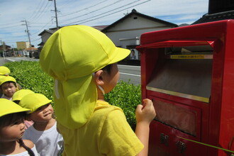写真:手紙を投函し、ポストを見つめる年少さん