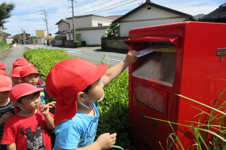 写真:祖父母への手紙を投函する年少さん