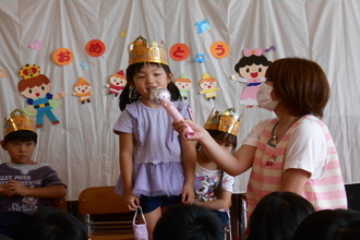 写真:インタビューを受ける年長さん