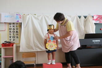 写真：プレゼントをもらう年少さん