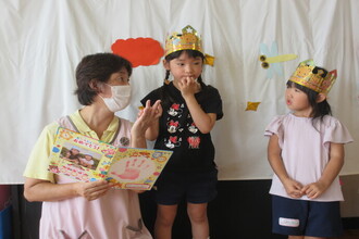 写真:プレゼントをもらう年中さん