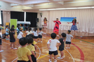 写真:ハワイアンダンスを一緒に踊る園児