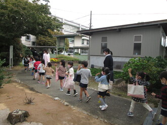 明野高校に向かう園児の写真
