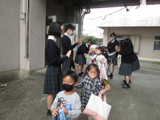 高校生とお別れをする園児の写真1