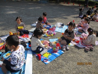 園庭で弁当を食べる園児の写真3