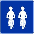 画像：「自転車並進可」の標識