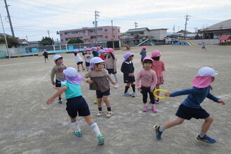 写真：リレーごっこをする年長さん