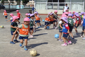 写真：サッカー教室に参加する年長さん