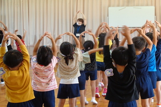 写真：リトミック教室に参加する年長さん