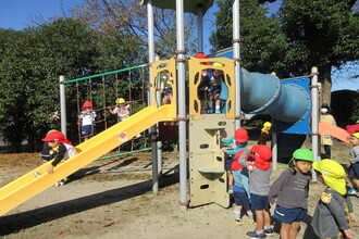 写真：遠足先の公園で遊ぶ年少さん