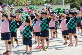 写真：ポンポンを使って表現する年長さん