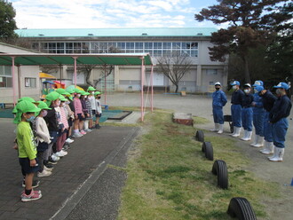 高校生と園児が向かい合っている写真