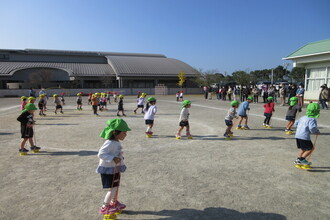 写真：ぽっくりで歩く年少さん