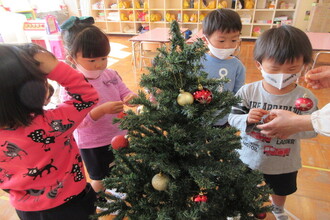 写真：クリスマスツリーを飾る年少さん