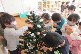 写真：クリスマスツリーにお願いをする年少さん